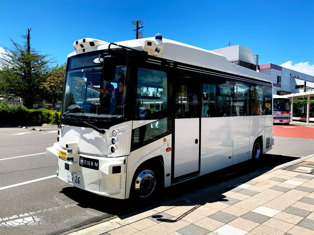塩尻駅前を走行するティアフォー新型EVバス